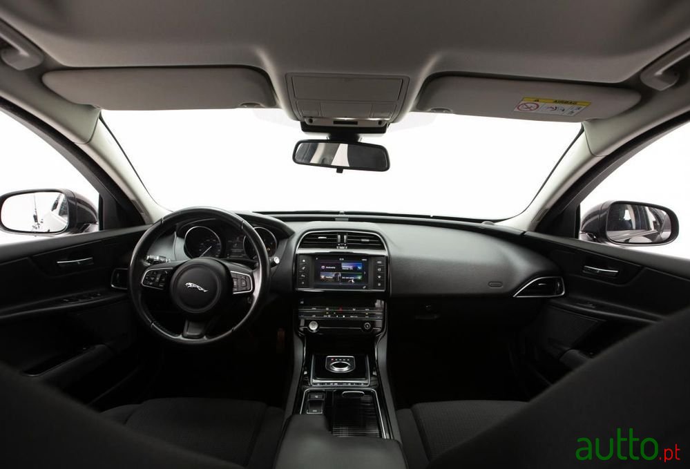 2017' Jaguar XE photo #6
