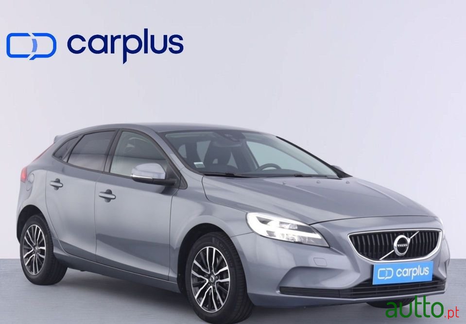 2019' Volvo V40 photo #2