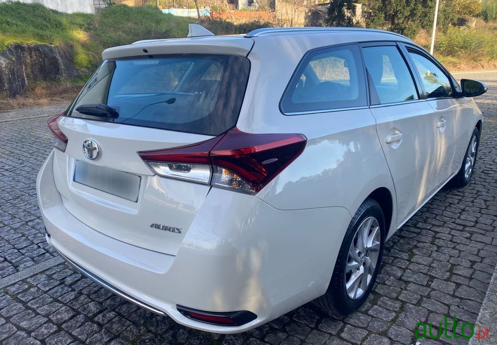 2018' Toyota Auris Touring Sports photo #4