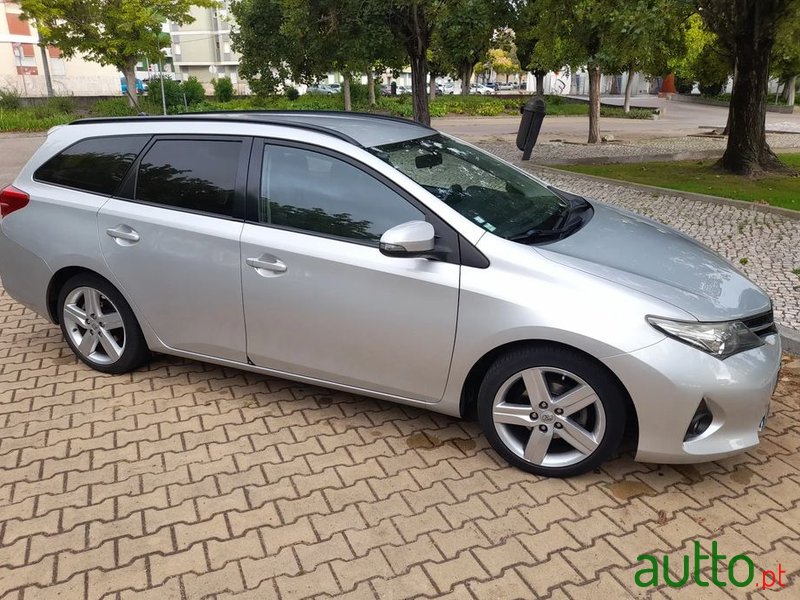 2015' Toyota Auris Touring Sports photo #5