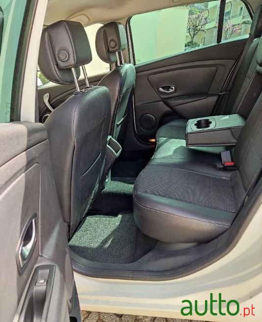 2010' Renault Megane Sport Tourer photo #6