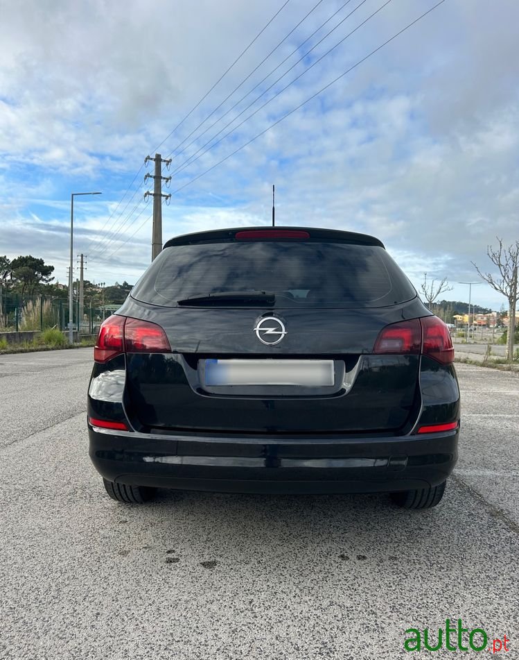 2011' Opel Astra Sports Tourer photo #3