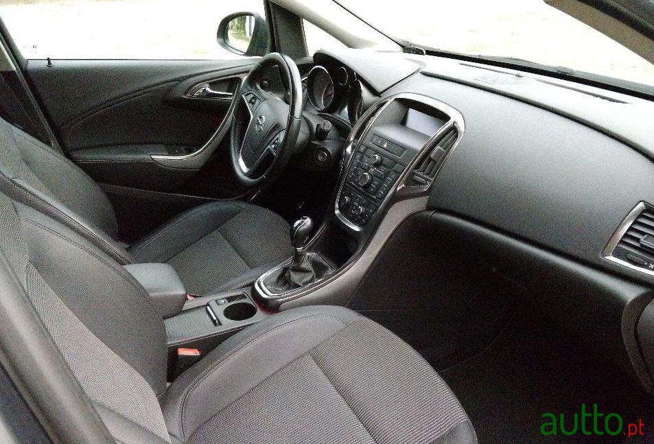 2010' Opel Astra photo #2