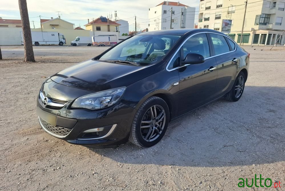2013' Opel Astra photo #2