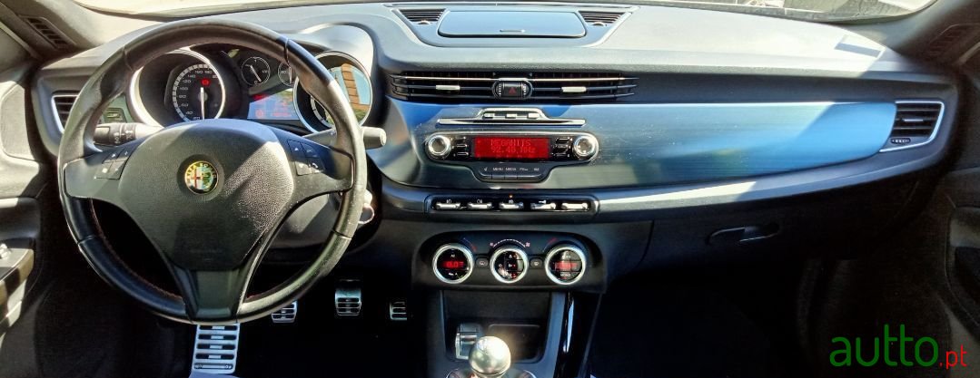 2013' Alfa Romeo Giulietta photo #5