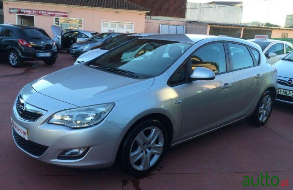2011' Opel Astra 1.3 Cdti Enjoy photo #2