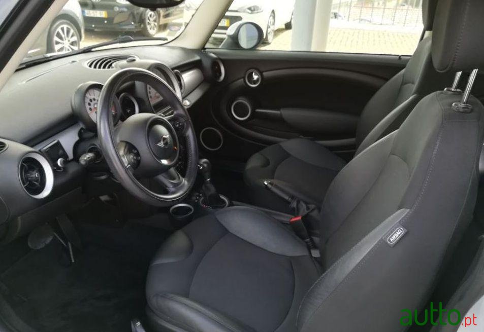 2010' MINI Cooper Cooper Auto photo #2