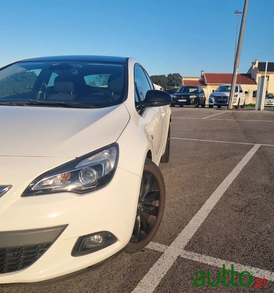 2013' Opel Astra Gtc photo #2