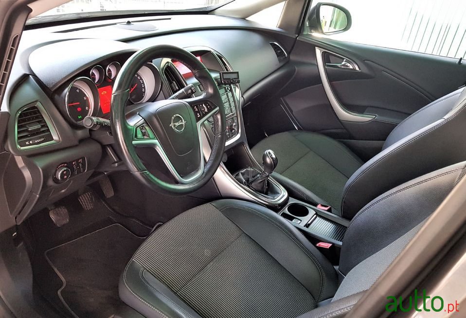 2011' Opel Astra photo #5