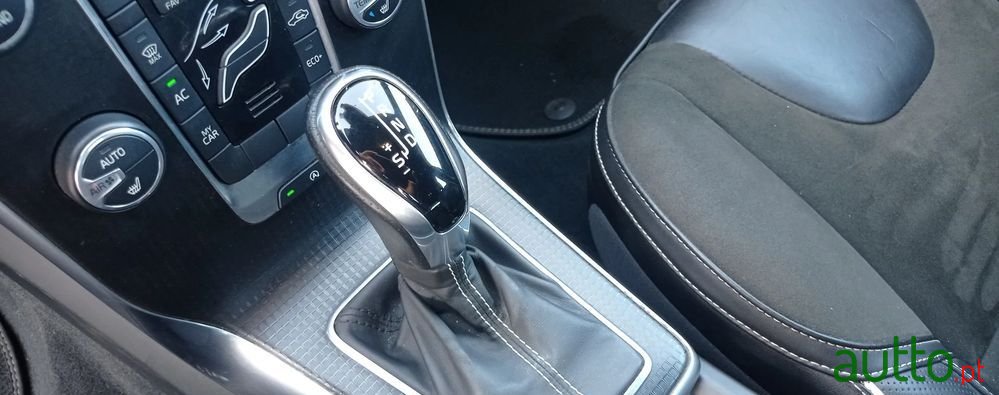 2018' Volvo V40 2.0 D3 R-Design Geartronic photo #5
