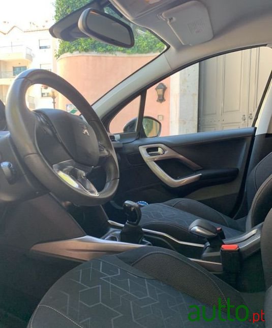 2013' Peugeot 2008 photo #2