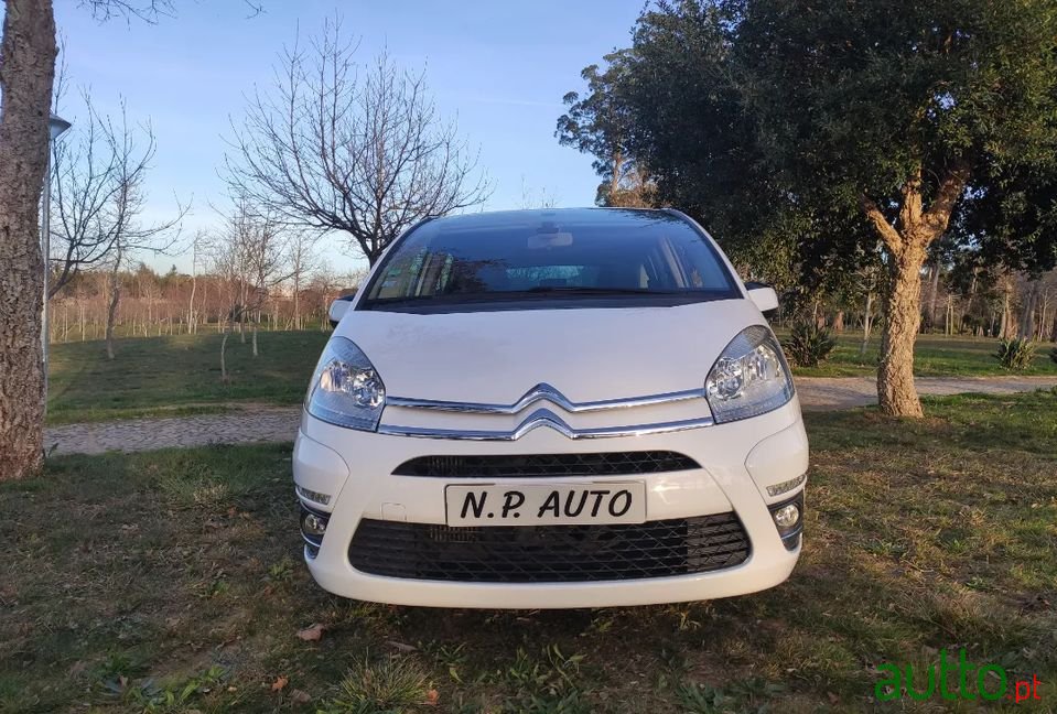 2013' Citroen C4 Picasso photo #2