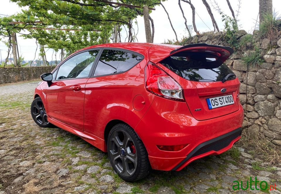2015' Ford Fiesta photo #2