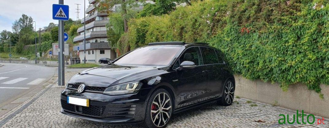 2015' Volkswagen Golf photo #2