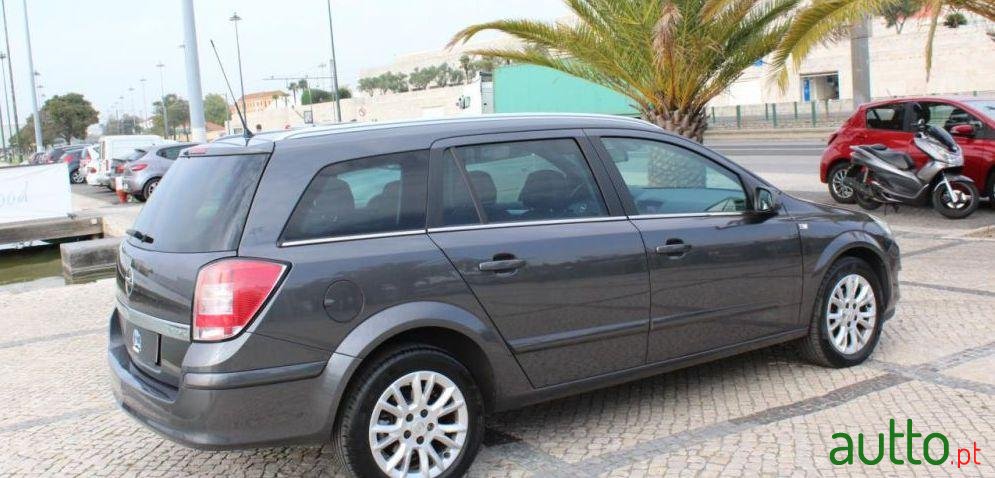 2009' Opel Astra Caravan photo #2