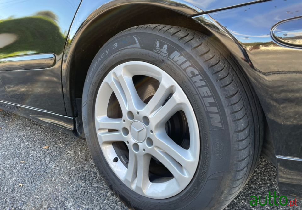 2004' Mercedes-Benz E-220 photo #6