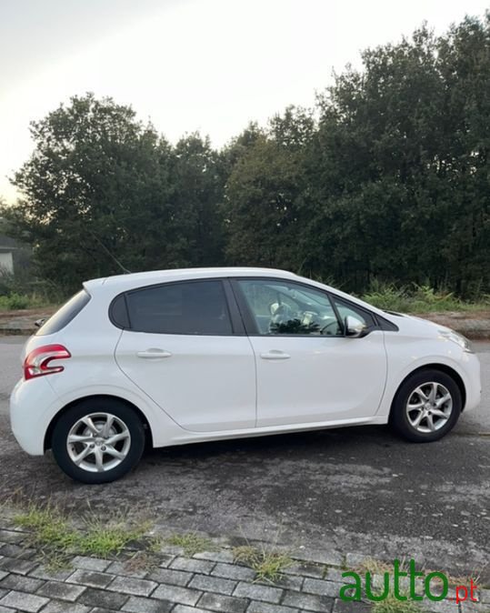 2014' Peugeot 208 photo #2