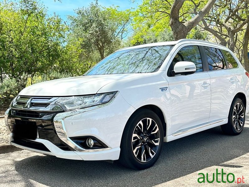 2016' Mitsubishi Outlander photo #2