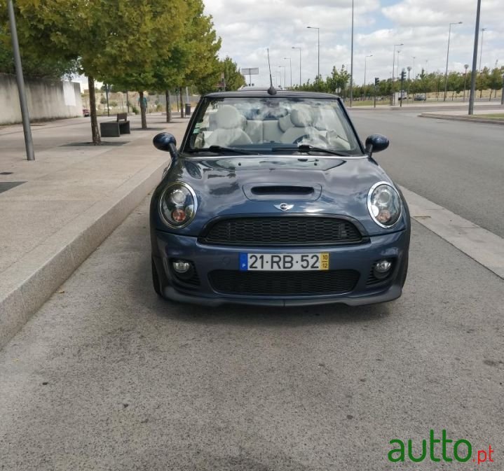 2010' MINI Cabrio photo #2