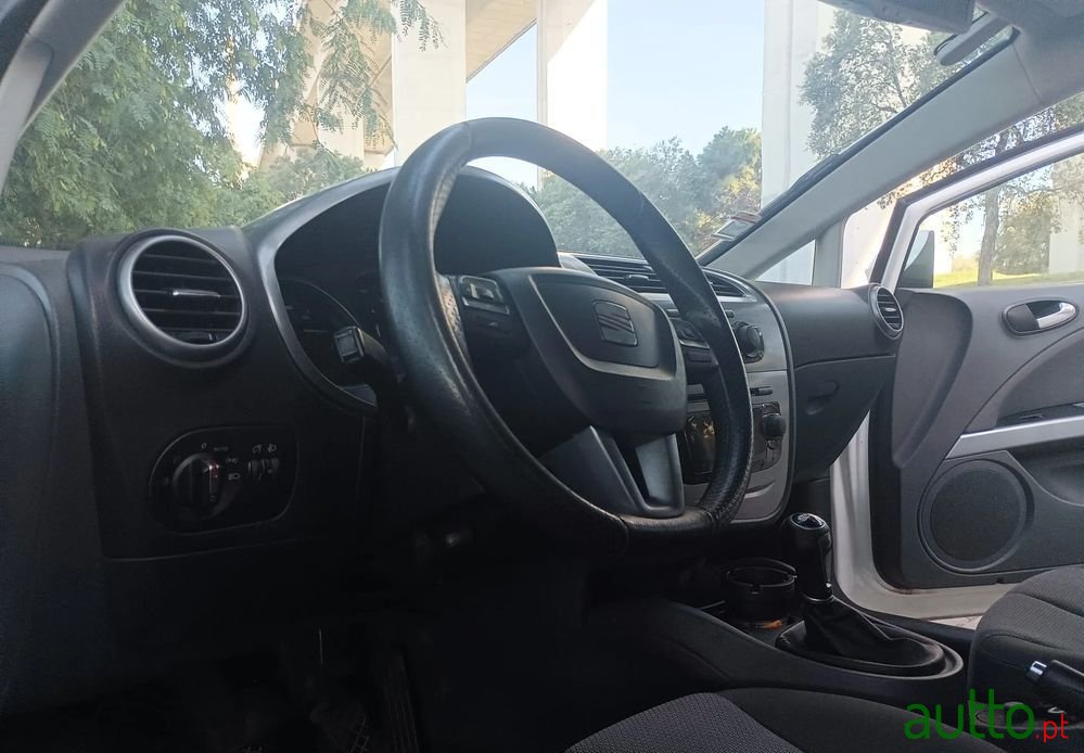 2010' SEAT Leon photo #4