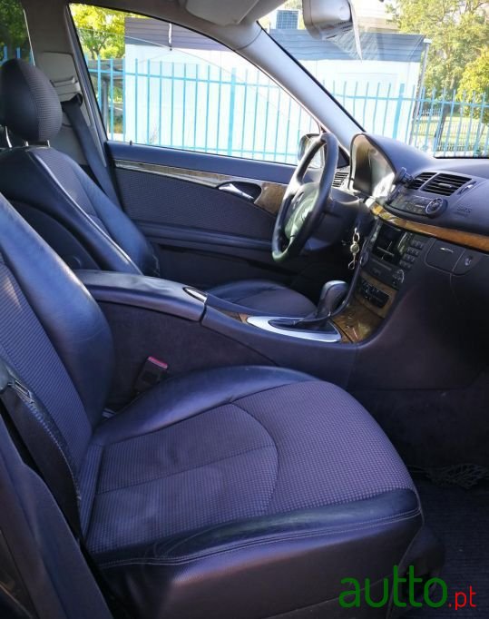 2005' Mercedes-Benz E-220 photo #4