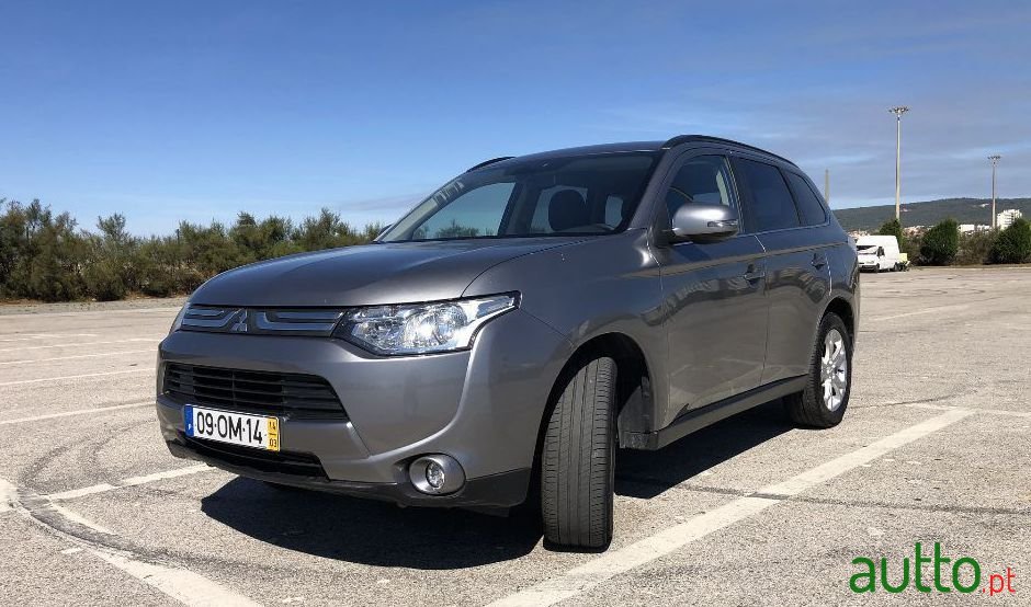 2014' Mitsubishi Outlander photo #2