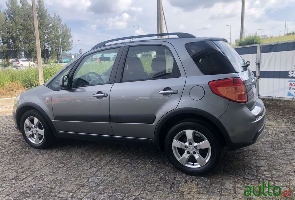 2010' Suzuki SX4 photo #2