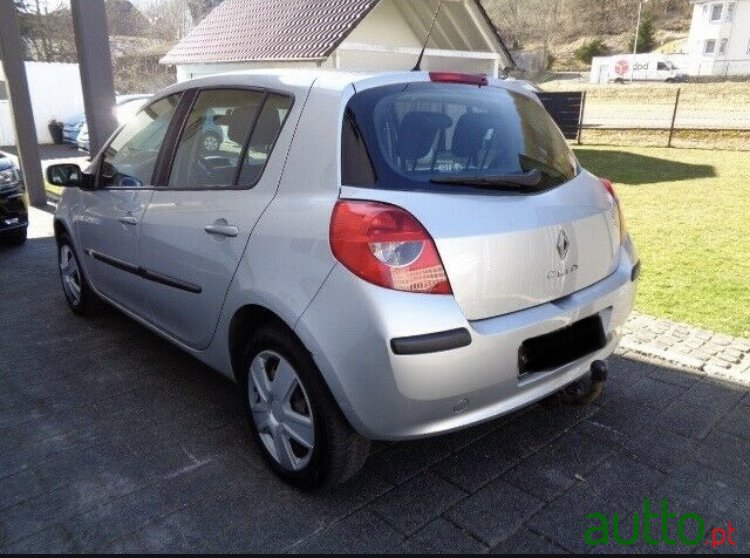 2008' Renault Clio photo #2