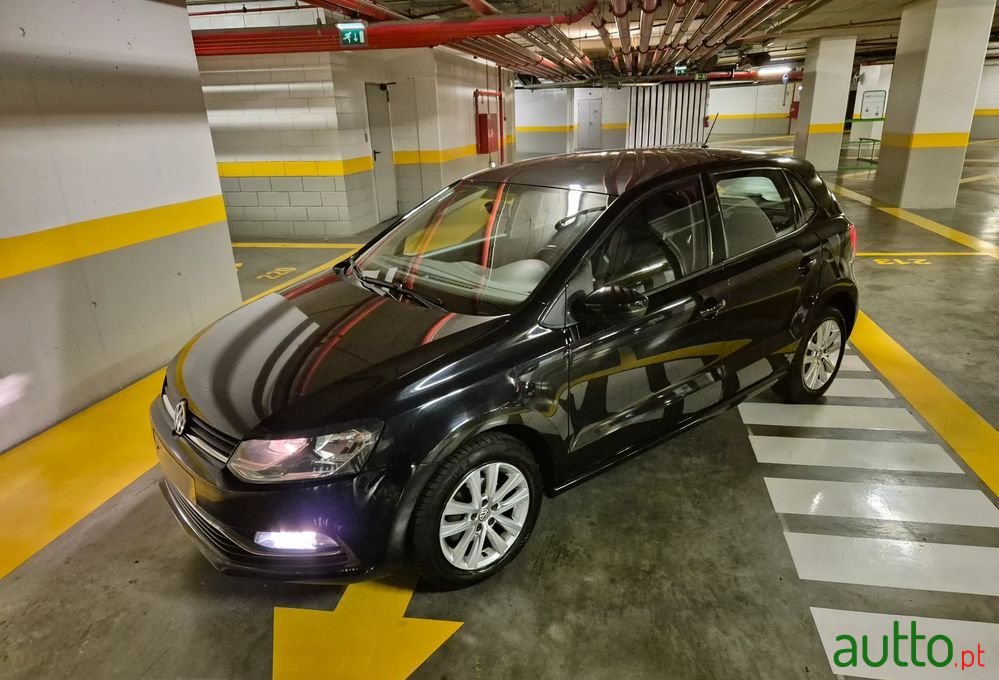2015' Volkswagen Polo 1.0 Confortline photo #2