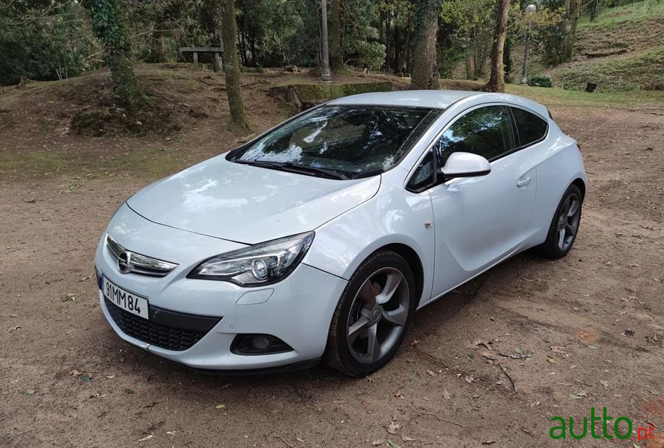 2011' Opel Astra Gtc photo #3