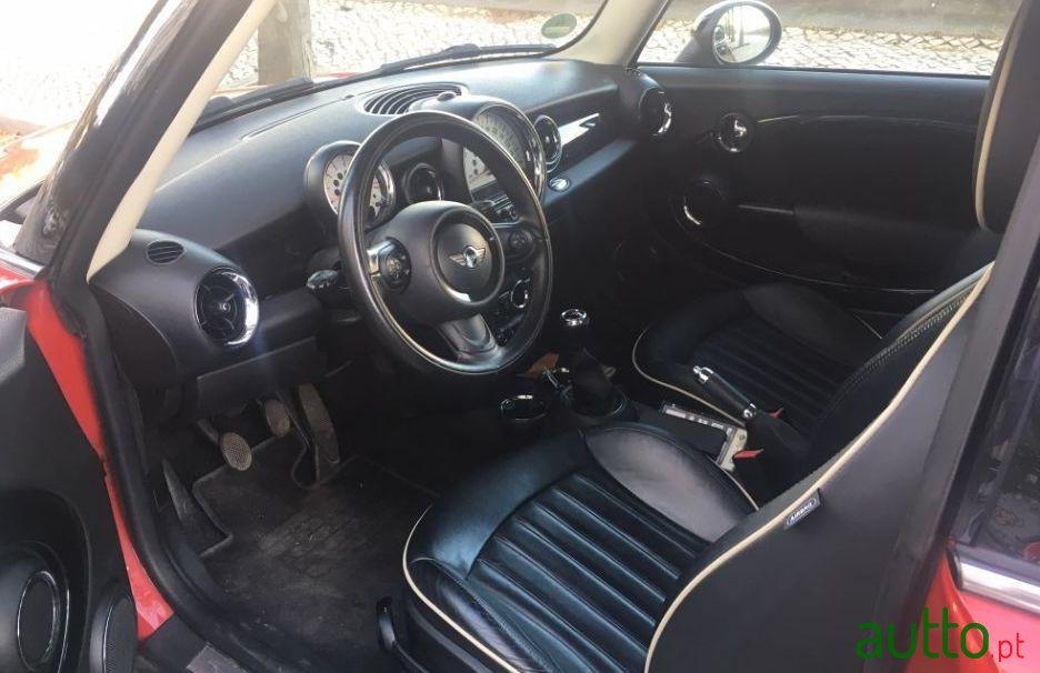 2011' MINI Cooper photo #3