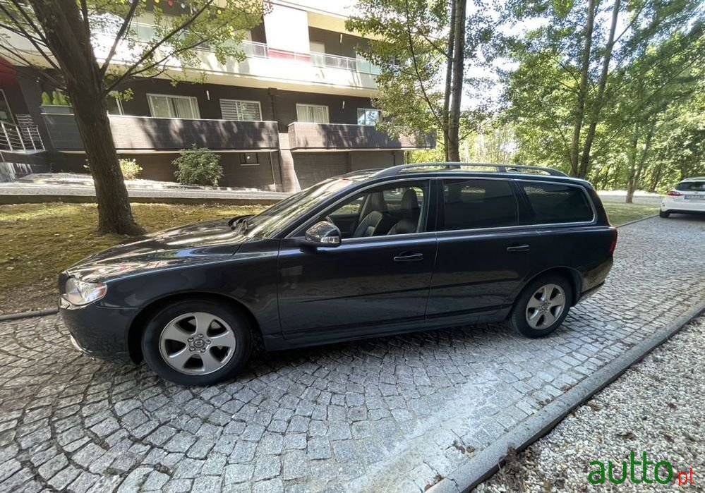 2010' Volvo V70 photo #1