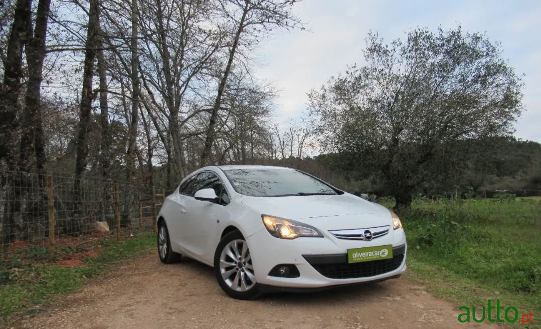 2012' Opel Astra Gtc photo #2