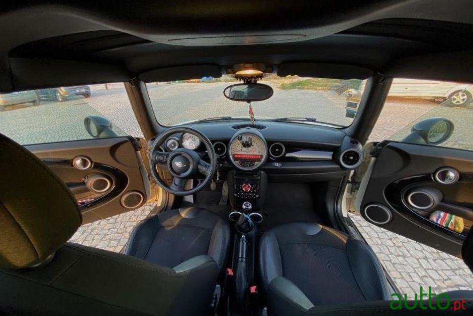 2013' MINI Cabrio Cooper photo #2