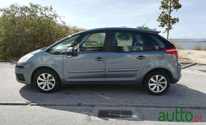 2010' Citroen C4 Picasso photo #5