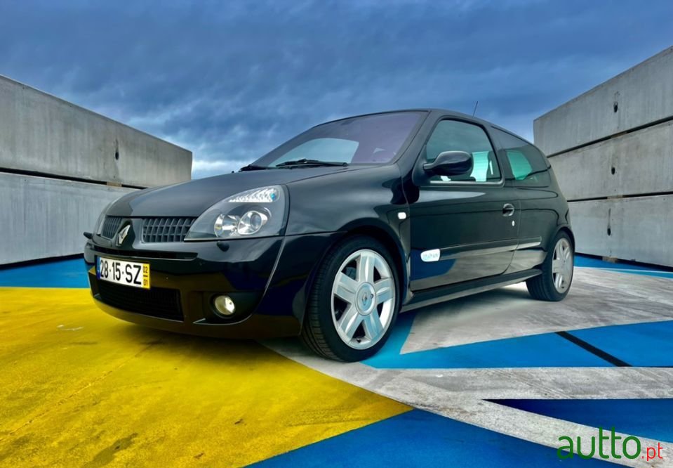 2001' Renault Clio Sport photo #1