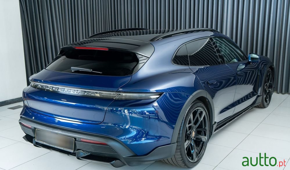 2022' Porsche Taycan Cross Turismo photo #3