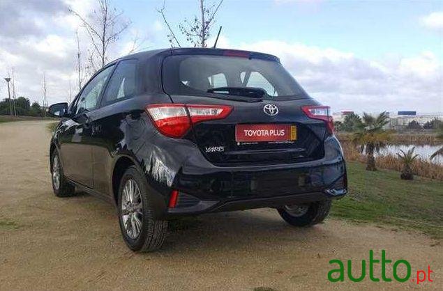 2017' Toyota Yaris photo #2