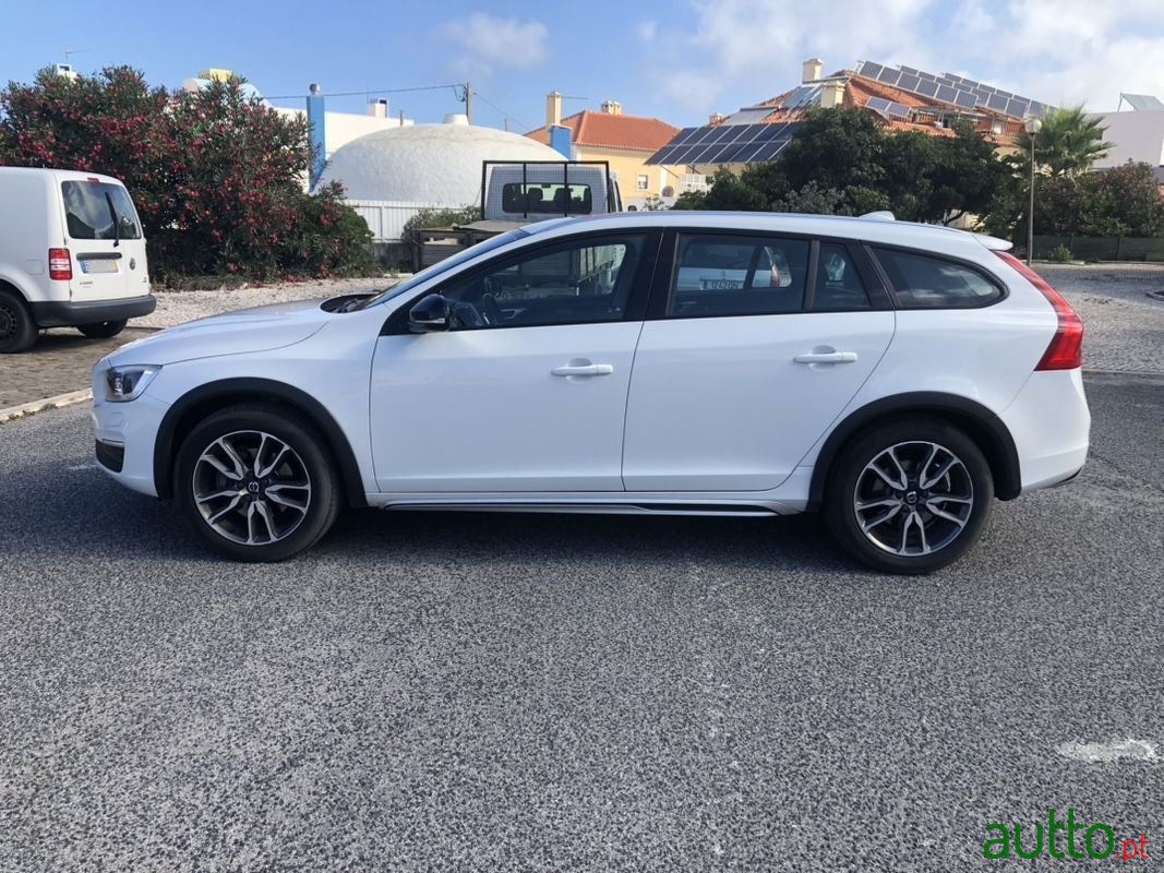 2017' Volvo V60 Cross Country photo #4