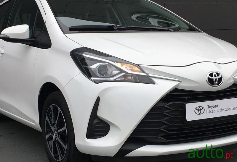 2020' Toyota Yaris Comfort photo #3