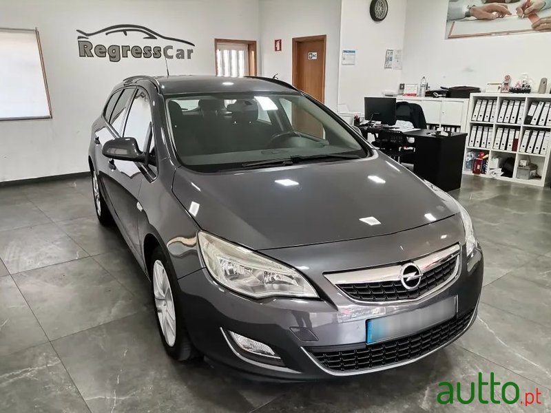 2011' Opel Astra Sports Tourer photo #4