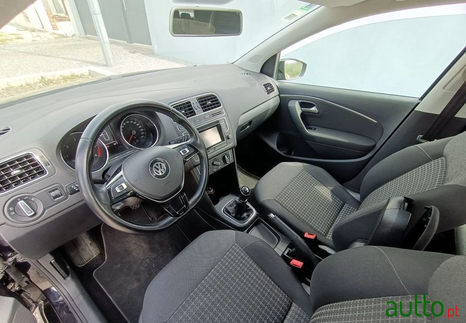 2014' Volkswagen Polo photo #5