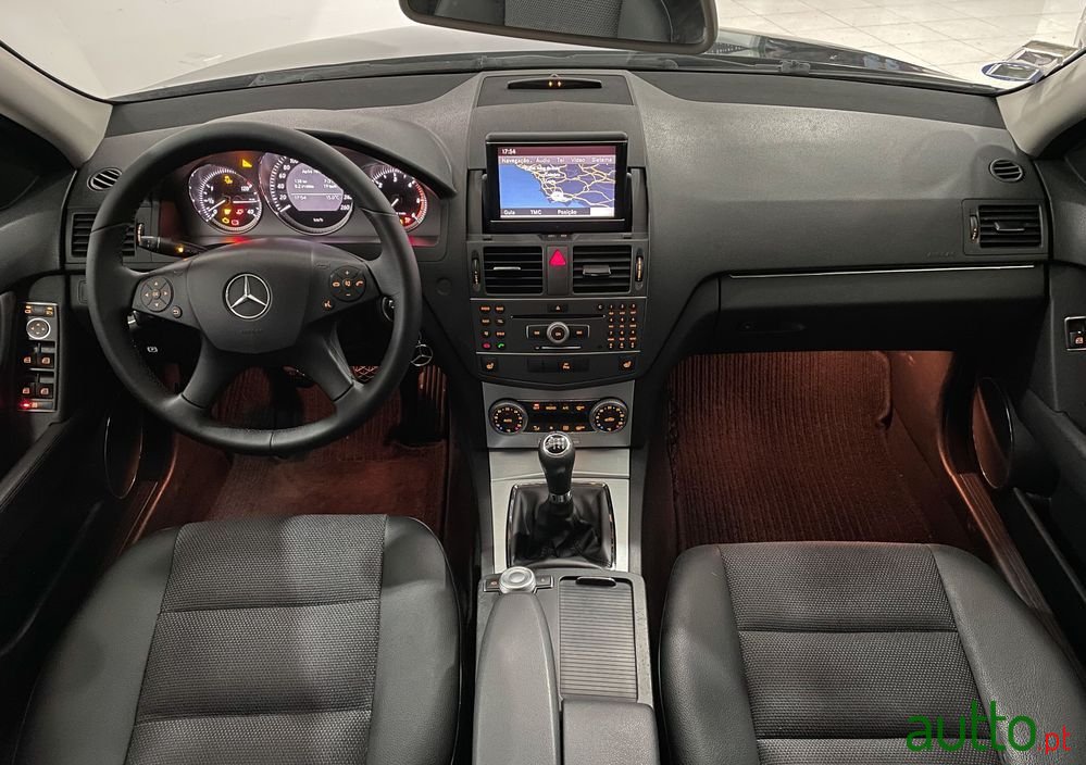 2010' Mercedes-Benz E 220 photo #3