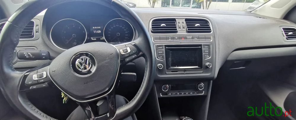 2014' Volkswagen Polo photo #5