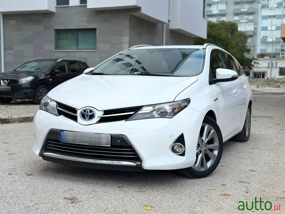 2015' Toyota Auris Touring Sports photo #2