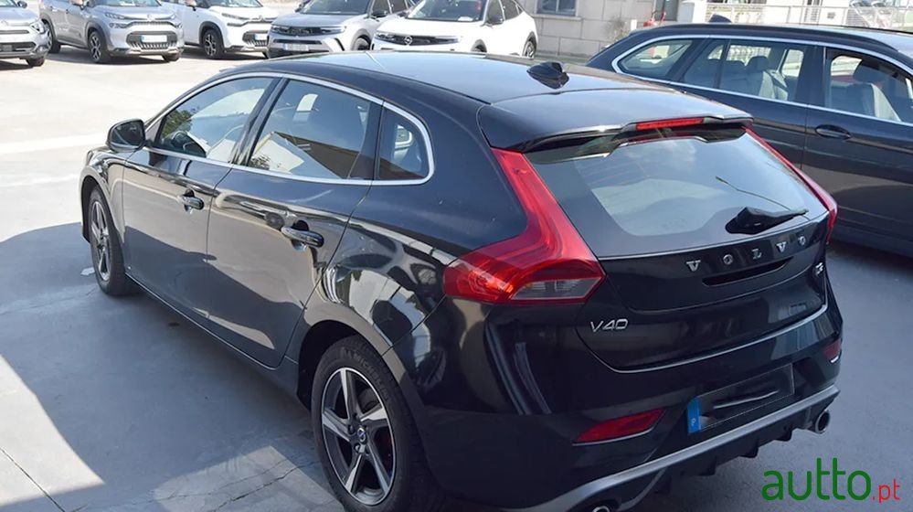 2015' Volvo V40 2.0 D2 R-Design photo #4