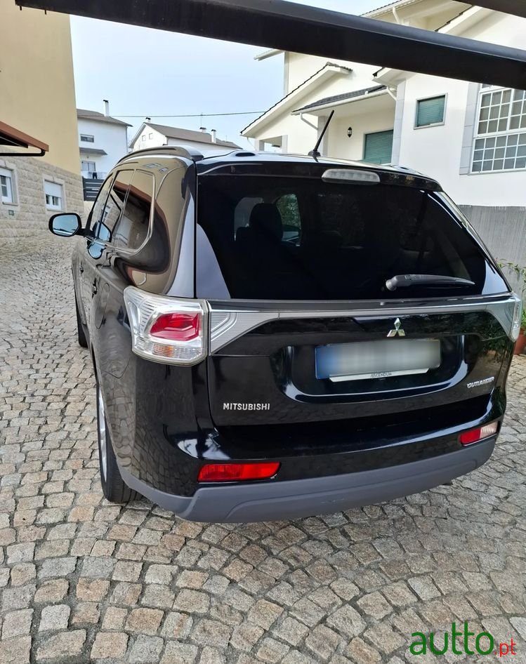 2013' Mitsubishi Outlander 2.2 Di-D Instyle photo #3