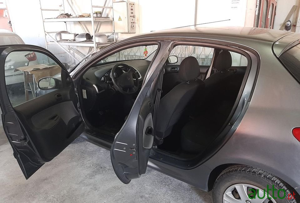 2011' Peugeot 206 Plus photo #4