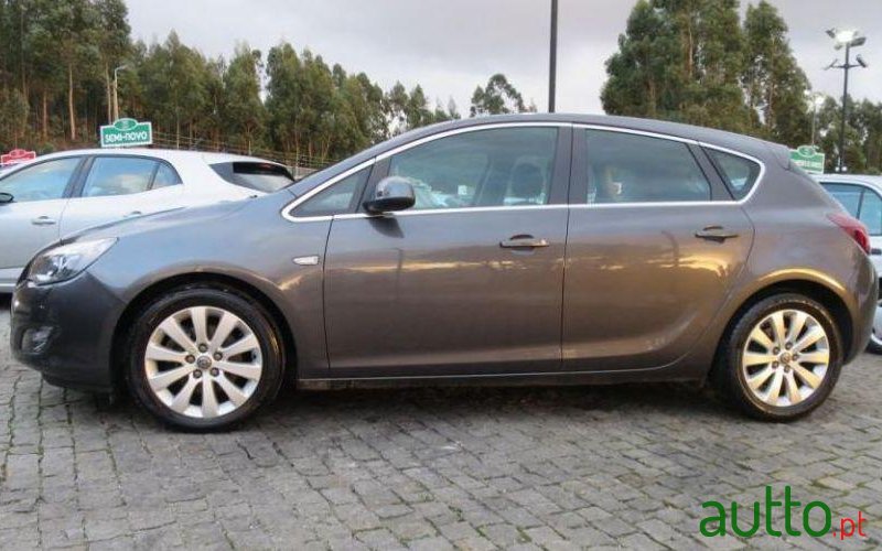 2012' Opel Astra photo #3