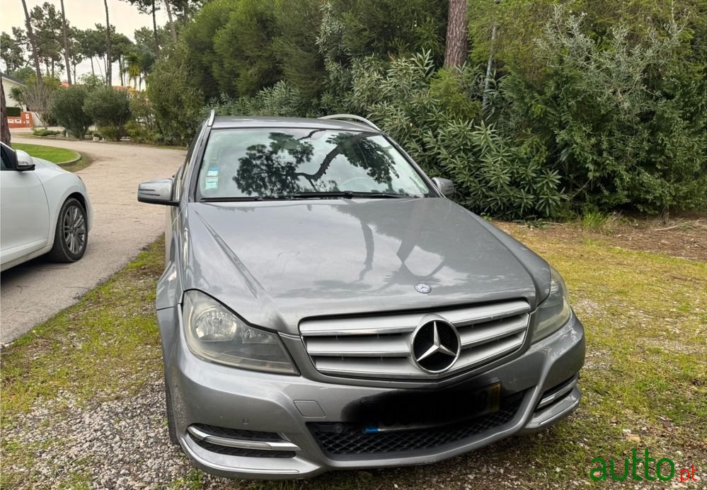 2012' Mercedes-Benz 220 photo #3